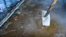 Garam diolah dengan cara tradisional di sebuah tambak di Lamnga, pinggiran Banda Aceh, Aceh, Selasa (7/3/2023). Petani Aceh belum menggunakan teknologi agar bisa memproduksi garam lebih luas. (CHAIDEER MAHYUDDIN/AFP)