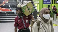 Penumpang kereta api Argo Lawu dari Solo tiba di Stasiun Gambir, Jakarta, Senin (17/5/2021). Kepala Humas PT KAI Daop I Eva Chairunisa mengatakan, pada hari ini diperkirakan akan ada 2.100 penumpang kereta api jarak jauh yang akan tiba di Jakarta. (Liputan6.com/Faizal Fanani)