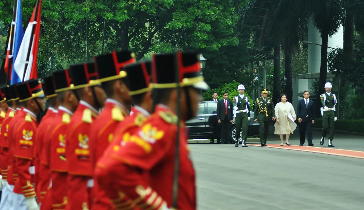 Enam Duta Besar Luar Biasa dan Berkuasa Penuh (LBPP) Designated Resident untuk Republik Indonesia saat tiba di Istana Merdeka, Jakarta, Kamis (19/3/2015). (Liputan6.com/Faizal Fanani)