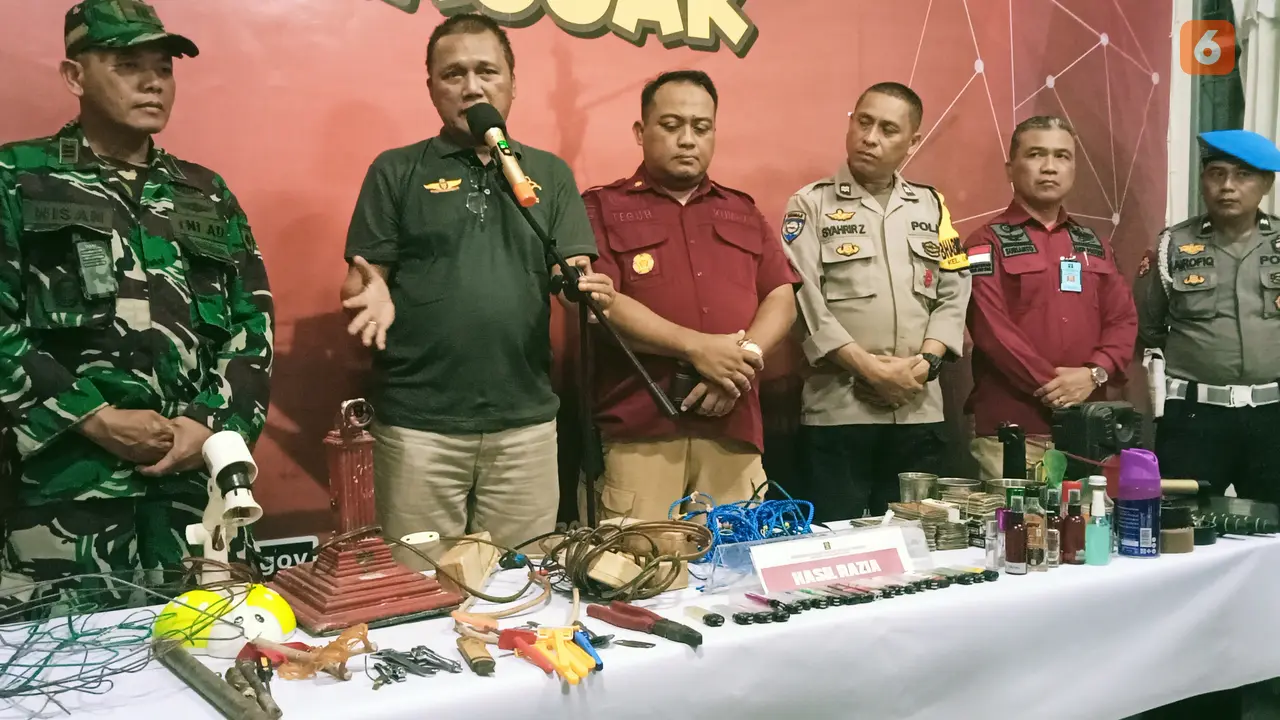 Lapas Makassar melibatkan tim gabungan merazia sejumlah kamar hunian para warga binaan (Liputan6.com/Eka Hakim)