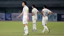 Reaksi kecewa sejumlah pemain Timnas Thailand U-19 usai dikalahkan Timnas Loas U-19 0-2 pada laga semifinal Piala AFF U-19 2022 yang berlangsung di Stadion Patriot Candrabhaga, Bekasi, Rabu (13/07/2022). (Bola.com/M Iqbal Ichsan)