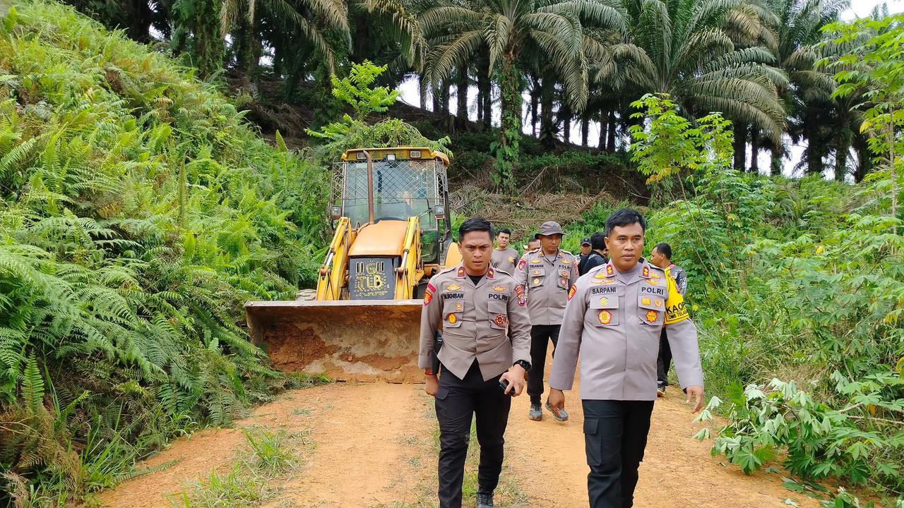 Kapolres Kotawaringin Timur (Kotim) AKBP Saparni gelar patroli Antisipasi Penjarahan Kelapa Sawit.