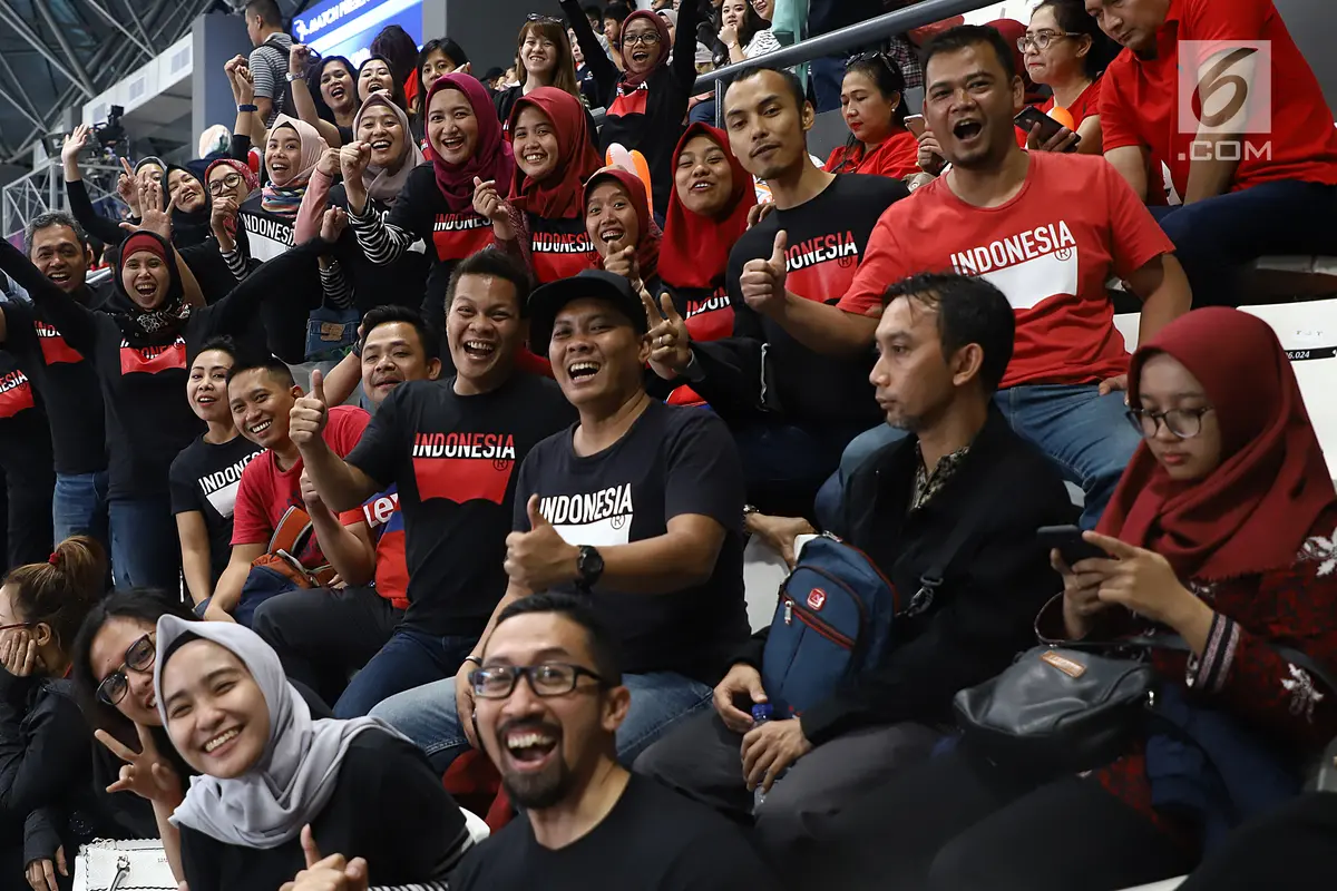 Aksi Suporter Dukung Kedua Tim Bola Voli Putra Asian Games 2018