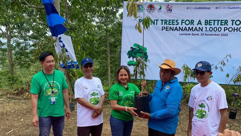 Peduli Lingkungan, BCA Tanam 1.000 Pohon Durian di Gunung Sasak Demi Manfaat Ekologi dan Ekonomi Masyarakat.