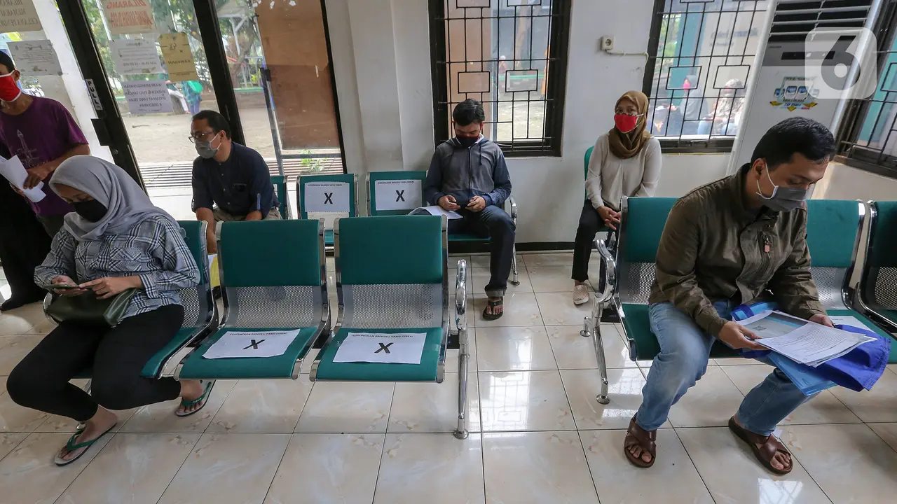 New Normal Petugas Dukcapil Kecamatan Pamulang Layani Warga Lengkap dengan APD