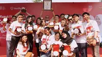 Yoriko Angeline dan teman-teman publik figur memenangkan rekor muri dengan membagikan paket alat tulis terbanyak. (Instagram/yorikooangln_)