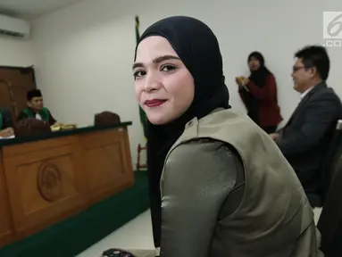 Istri Henry Baskoro Hendarso (Enji), Rosmanizar bersiap menjalani sidang cerai perdana di Pengadilan Agama Jakarta Timur, Kamis (16/8). Rosmanizar menghadiri sidang cerai perdana tanpa kehadiran Enji dengan agenda mediasi. (Liputan6.com/Herman Zakharia)