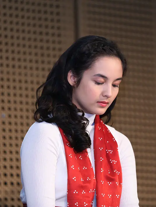 Peraih penghargaan dalam Indonesian Choice Awards 2016 sebagai Actress of The Year itu berasa seperti reunian dengan dunia teater. (Nurwahyunan/Bintang.com)