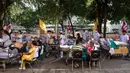 Sejumlah pasien berbaring di tempat tidur di halaman kompleks Rumah Sakit Phramongkutklao di Bangkok pada tanggal 28 Maret 2025, setelah guncangan gempa bumi di Myanmar tengah. (Chanakarn Laosarakham/AFP)