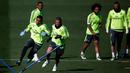 Kiper Real Madrid Keylor Navas (kiri) dan Pepe berlari selama sesi pelatihan jelang "EL Clasico" melawan Barcelona di Valdebebas, Madrid, Spanyol  (1/4). Real Madrid akan bertandang ke stadion Camp Nou kandang Barcelona. (REUTERS/Sergio Perez)