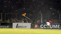 Polisi dan Suporter  Persija terlibat bentrok pada laga Torabika SC 2016 di SUGBK, Sabtu (24/6/2016). (Bola.com/Nicklas Hanoatubun)