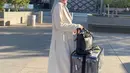 Mantan kekasih Raffi Ahmad ini berpose dengan koper besarnya. (Foto: Instagram/ yunishara36)