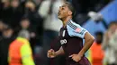 Menit ke-34, Aston Villa memperkecil ketinggalan lewat kerjasama tim yang apik dan diselesaikan dengan baik oleh Youri Tielemans. Hingga akhir babak pertama, skor 2-1 untuk keunggulan Paris Saint-Germain. (Paul ELLIS/AFP)