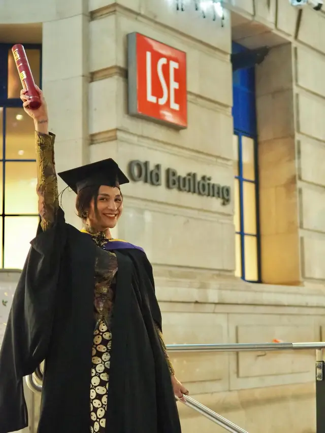8 Gaya Dena Rachman Kenakan Kebaya Janggan Multiwarna untuk Wisuda di London, Sebut Soal Kesetaraan Gender Melalui Pakaian