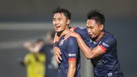 Pemain Arema FC, Rizky Dwi Febriyanto (kiri) merayakan gol kemenangan timnya bersama Bagas Adi Nugroho saat laga pekan kesepuluh BRI Liga 1 2021/2022 antara Madura United melawan Arema FC di Stadion Sultan Agung, Bantul, Senin (01/11/2021). (Bola.com/Bagaskara Lazuardi)