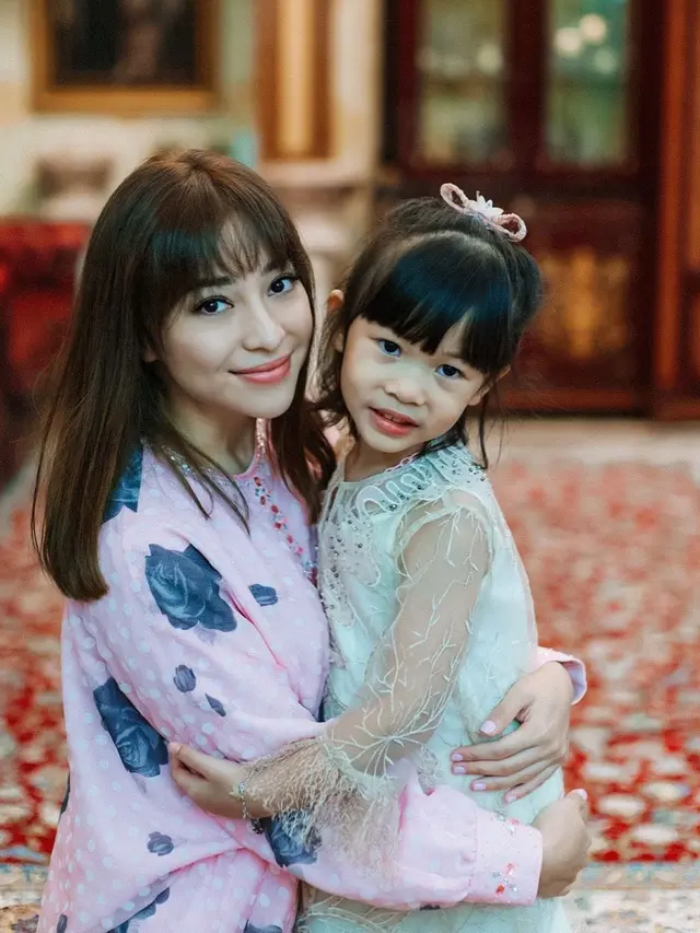 Makin Awet Muda, Ini 7 Potret Terbaru Nikita Willy dengan Poni Depan