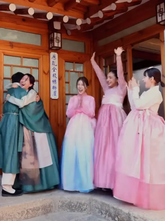 Potret Gemas Influencer Sunny Dahye Kenakan Hanbok saat Gender Reveal Anak Pertama. [@sunnydahye]