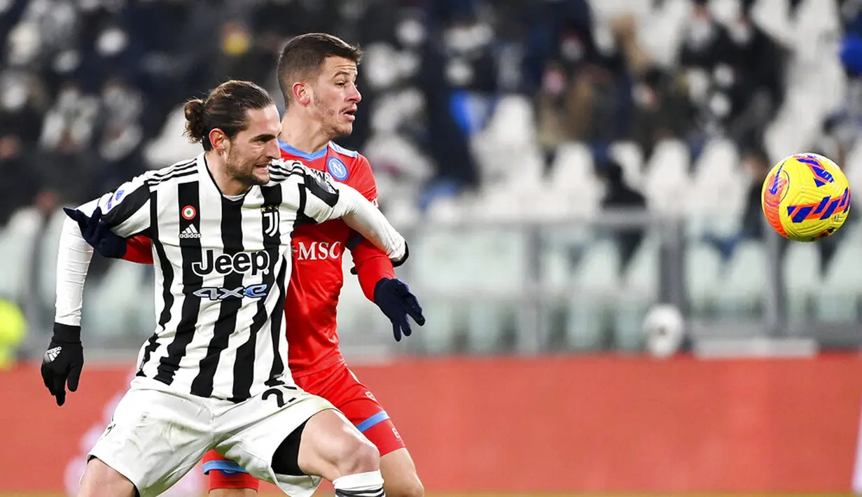 Pemain Juventus Adrien Rabiot (kiri) berebut bola dengan pemain Napoli Diego Demme pada pertandingan sepak bola Serie A Liga Italia di Allianz Stadium, Turin, Italia, 6 Januari 2022. Pertandingan berakhir 1-1. (Fabio Ferrari/LaPresse via AP)