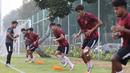 Para pemain Timnas Indonesia U-20, Riski Afrisal (tengah) dkk melakukan pemanasan dalam sesi latihan terakhir di Lapangan ABC, Kompleks Gelora Bung Karno (GBK), Senayan, Jakarta, Jumat (24/5/2024) pagi, menjelang keberangkatan ke Italia untuk pemusatan latihan (TC) di Como dan selanjutnya mengikuti Toulon Tournament 2024 di Prancis. (Bola.com/Abdul Aziz)