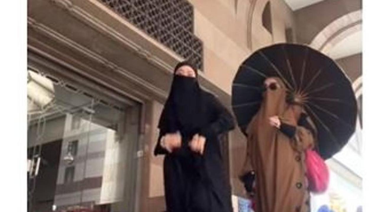Heboh Selebgram Indonesia Joget TikTok di Tanah Suci, Warganet: Akhlaknya Hilang