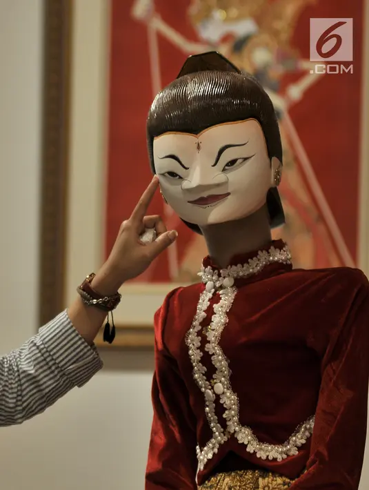 Pengunjung melihat instalasi wayang golek karya Sasya Tranggono dalam pameran bertajuk "Cinta untuk Indonesia" di Galeri Nasional, Jakarta, Kamis (28/2). Pameran tersebut merupakan bentuk 30 tahun berkarya Sasya Tranggono. (Merdeka.com/Iqbal S. Nugroho)