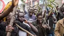 Massa pendukung pihak oposisi Kenya melakukan demonstrasi di perkampungan Mathare di Nairobi, Kenya (9/8). Kenyatta menang dengan meraih 8,20 juta (54,27 persen) suara dibandingkan 6,76 (44,74) suara yang diperoleh Raila Odinga. (AFP Photo/Luis Tato)