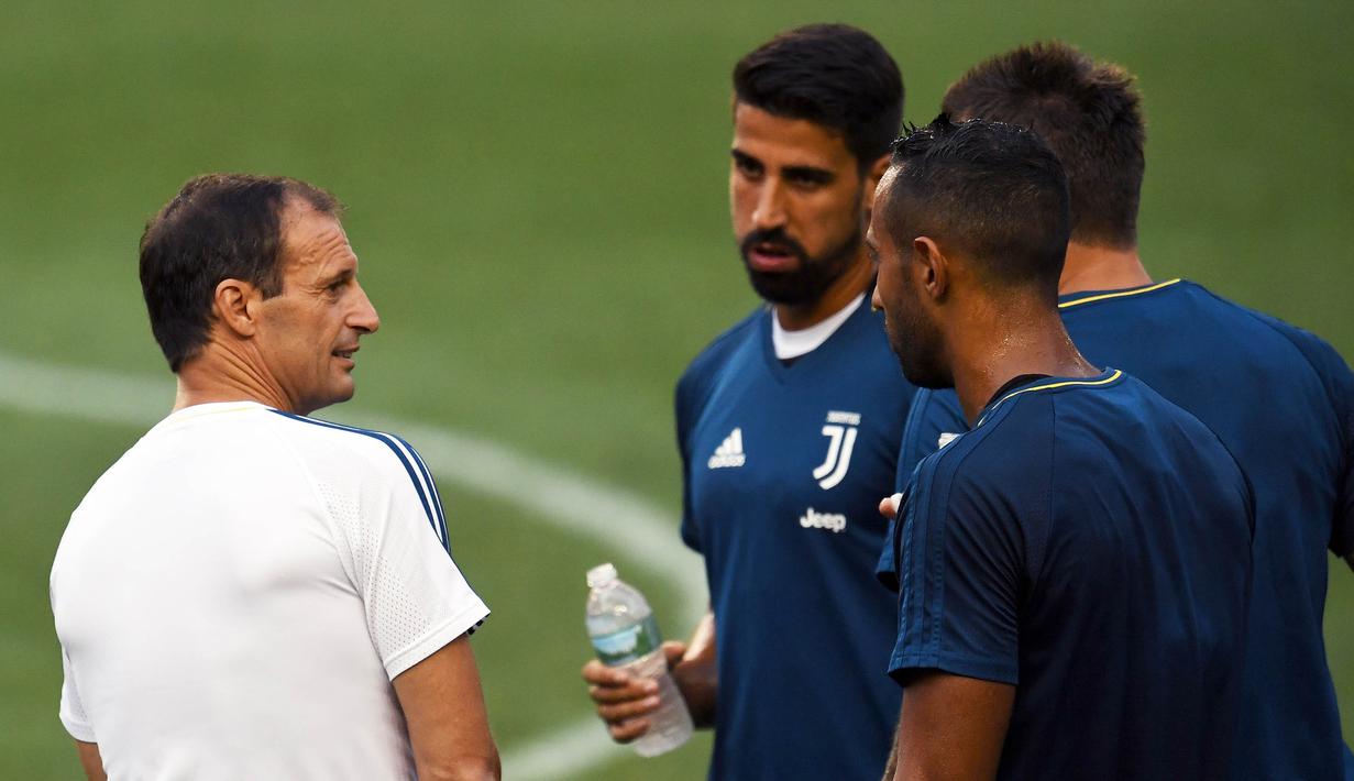 Pelatih Juventus, Massimiliano Allegri, berdiskusi dengan anak asuhnya saat latihan di Red Bull Arena, New Jersey, Jumat (21/7/2017). Latihan ini dilakukan jelang laga ICC 2017 melawan Barcelona. (AFP/Jewel Samad) 