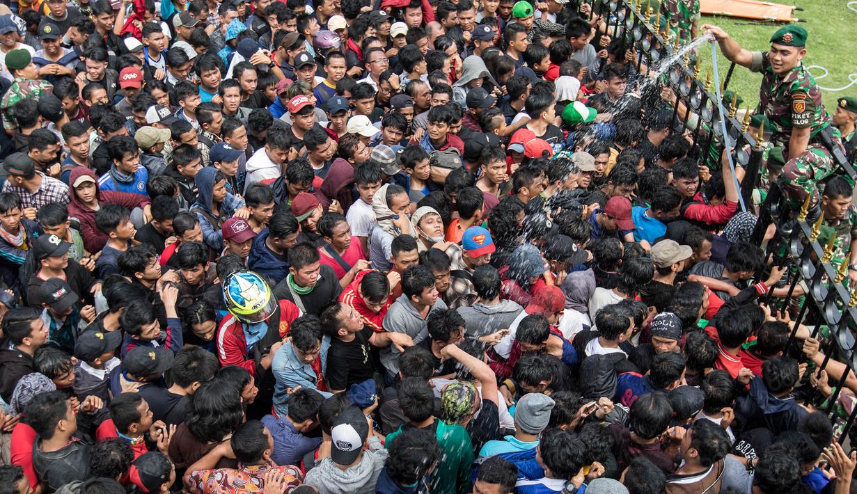 Akibat hanya dibuka satu hari, antrian tiket terjadi sangat panjang bahkan beberapa sudah antri sejak malam tadi. (Bola.com/Vitalis Yogi Trisna)