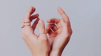Ilustrasi Jari Tangan Bengkak Credit: pexels.com/lilartsy