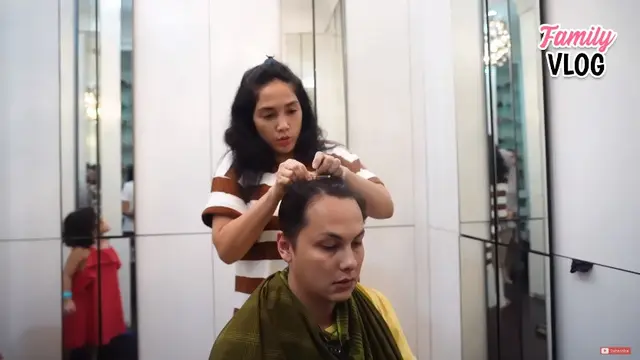 7 Momen Ussy Sulistiawaty Cukur Rambut Andhika Pratama Ini Hasilnya Keren