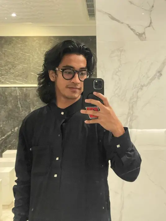 <p>Tidak hanya suara, ia mengaku mengikuti gaya sang ayah saat masih muda. Hal itu juga diakui oleh ibunya, Umi Pipik. [Instagram/abidzar73]</p>