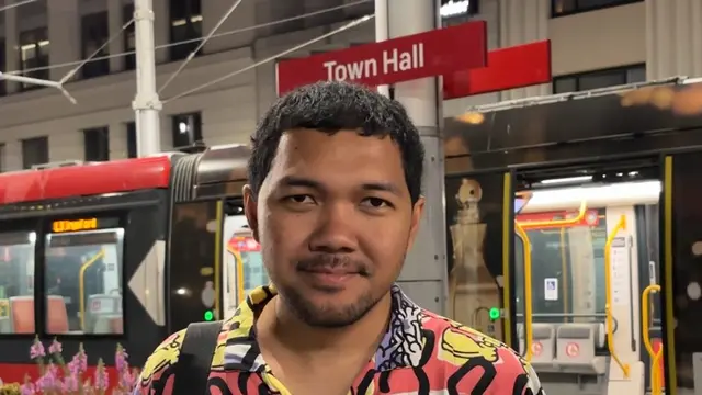 Adit, salah satu wisatawan asal Indonesia di Sydney, Australia yang menggunakan transportasi publik tram. (Liputan6.com/Tira)