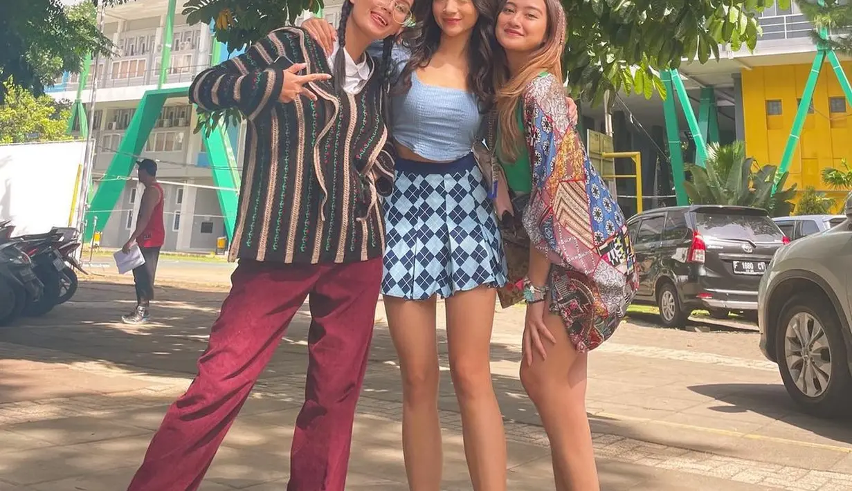 Megan Domani pakai rok mini [Instagram/megandomani1410]