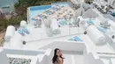 Pemilik 2,6 juta followers di Instagram ini menginap di hotel yang sekilas mirip dengan suasana di Santorini, Yunani. Gaya kecenya saat liburan di Labuan Bajo ini menyita perhatian netizen. (Liputan6.com/IG/@daraarafah)