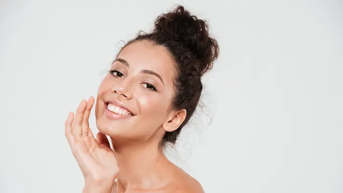 Melakukan Senam Wajah