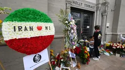 Penggemar berkumpul di luar tempat peristirahatan terakhir Michael Jackson di mausoleum Holly di Terrace Forest Lawn Cemetery, California, Selasa (25/6/2019). Tepat pada hari ini sepuluh tahun yang lalu berita kematian King of Pop Michael Jackson sempat mengguncang dunia. (Robyn Beck/AFP)