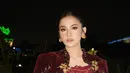 Penampilannya makin sempurna dengan kain batik hitam berbordir emas-merah yang membalut tubuhnya secara proporsional. Sentuhan budaya terlihat kuat namun tetap kekinian.  [@mahalini].