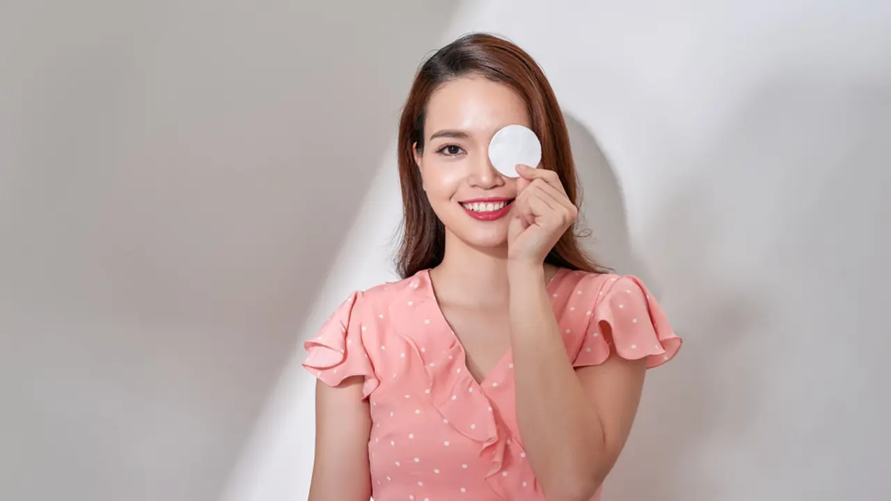 Micellar Water Pertama dengan Kandungan Rose, Bersihkan Wajah Plus Bikin Glowing!
