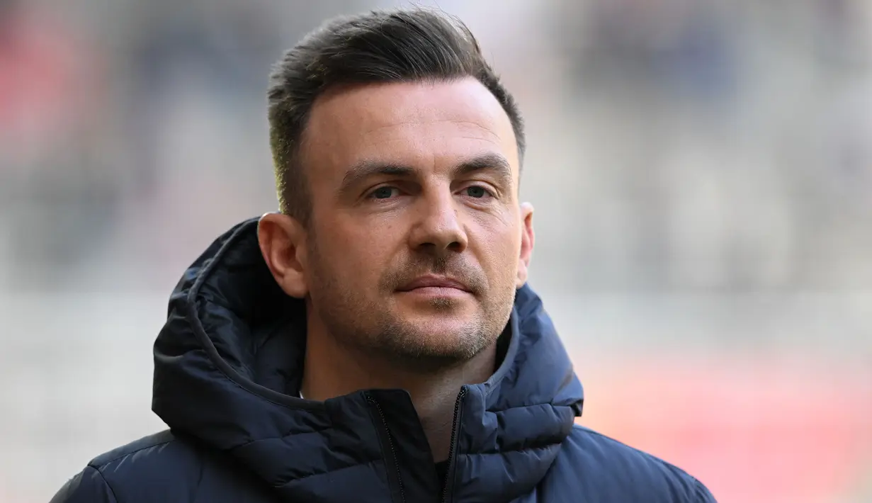 Enrico Maassen mulai membesut FC Augsburg sejak awal musim 2022/2023 usai didatangkan dari Borussia Dortmund II. Mengawali musim 2023/2024, FC Augsburg berada di posisi ke-15 klasemen Bundesliga pada awal Oktober 2023. Enrico Maassen akhirnya dipecat pada 9 Oktober 2023 dan menjadi pelatih pertama Bundesliga yang dipecat pada musim 2023/2024. (AFP/Christof Stache)
