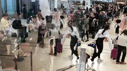 Mulai Senin 23 Maret 2026 waktu setempat, agen Imigrasi dan Penegakan Bea Cukai (ICE) akan dikerahkan ke titik-titik pemeriksaan keamanan. Tampak dalam foto, antrean para penumpang untuk melewati pemeriksaan keamanan di Bandara LaGuardia, New York pada Minggu 22 Maret 2026. (CHARLY TRIBALLEAU/AFP)