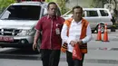 Bupati Indramayu nonaktif, Supendi berjalan masuk akan menjalani pemeriksaan oleh penyidik di Gedung KPK, Jakarta, Kamis (16/1/2020). Supendi diperiksa sebagai tersangka terkait dugaan menerima suap terkait pengaturan proyek dilingkungan Pemerintah Kabupaten Indramayu tahun 2019. (merdeka.com/Dwi Na