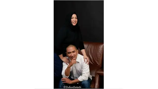 Pada pemotretan prewedding ini, Jane dan sang suami mengusung beberapa tema. Kali ini keduanya tampil dengan busana monokrom.