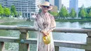 Berpose di samping jembatan, Syahrini tampil menawan dengan dress. Wanita 40 tahun itu tampak makin memesona dengan memakai topi. Kacamata yang dipakai istri Reino Barack ini membuatnya kian menawan.
(Liputan6.com/IG/@princessyahrini)
