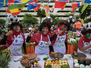 Para peserta yang mengenakan seragam tim sepak bola Portugal menyiapkan rujak uleg cingur, salad gurih tradisional khas Indonesia yang berisi moncong sapi dan sayuran, dalam Festival Rujak Uleg 2026 di Surabaya, Jawa Timur, Sabtu 9 Mei 2026. Pemerintah Kota Surabaya menggelar Festival Rujak Uleg 2026. (JUNI KRISWANTO/AFP)