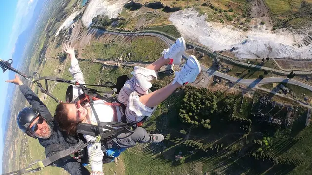 Prilly Latuconsina main paralayangan di Turki.