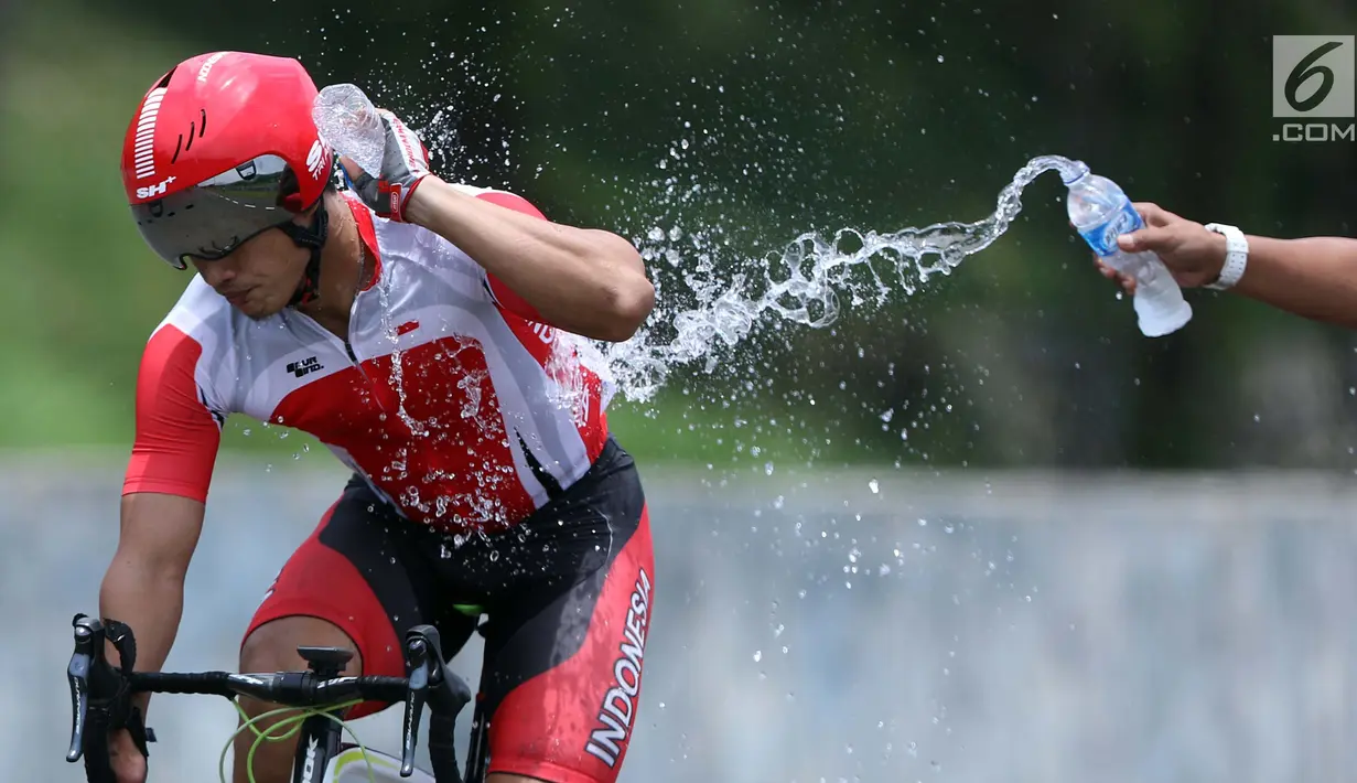 Atlet ParaCycling, Martin Losumengguyur tubuhnya saat laga di nomor Mens C5 Road RaceAsian Para Games 2018 di Sirkuit Sentul Bogor, Selasa (9/10). Martin Losu meraih perunggu dengan waktu 2 jam 18.58 menit. (Liputan6.com/Helmi Fithriansyah)