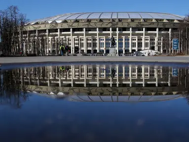 Refleksi Luzhniki Stadium pada genangan air di Moskow, Rusia, Senin (23/4). Dengan kapasitas mencapai 84.745, Luzhniki Stadium aka menjadi stadion untuk pembukaan dan penutupan Piala Dunia 2018 Rusia. (AP Photo/Pavel Golovkin)