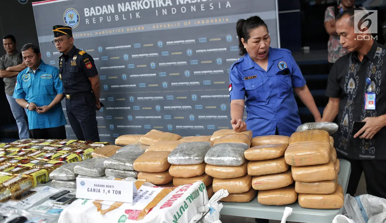 Petugas memperlihatkan barang bukti dalam konferensi pers pengungkapan 3 kasus tindak pidana narkotika di Gedung BNN, Jakarta, Jumat (1/2). BNN berhasil mengungkap 3 kasus penyelundupan narkotika dari Aceh, Medan dan Bogor. (Liputan6.com/Faizal Fanani)
