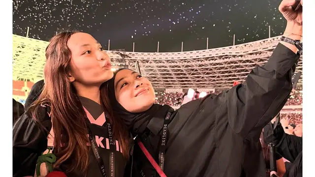 8 Gaya Artis dan Anaknya Nonton BLACKPINK 'DEADLINE' di Jakarta, Kompak Abis