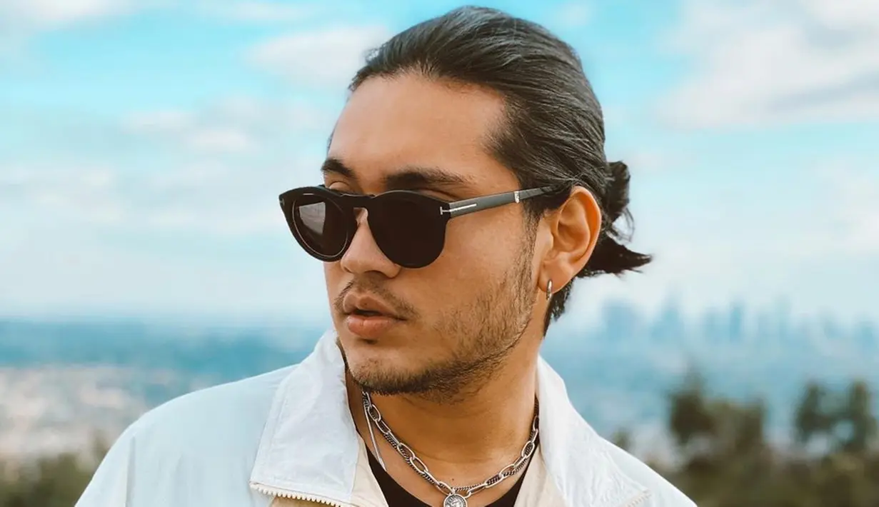 Kacamara menjadi salah satu fashion item yang tak boleh terlewatkan bagi pria kelahiran 30 November 1994 ini. Selain melindungi dari sinar matahari, penampilan Giorgino Abraham dengan kacamata ini membuatnya terlihat makin keren. (Liputan6.com/IG/@giorgino_abraham)